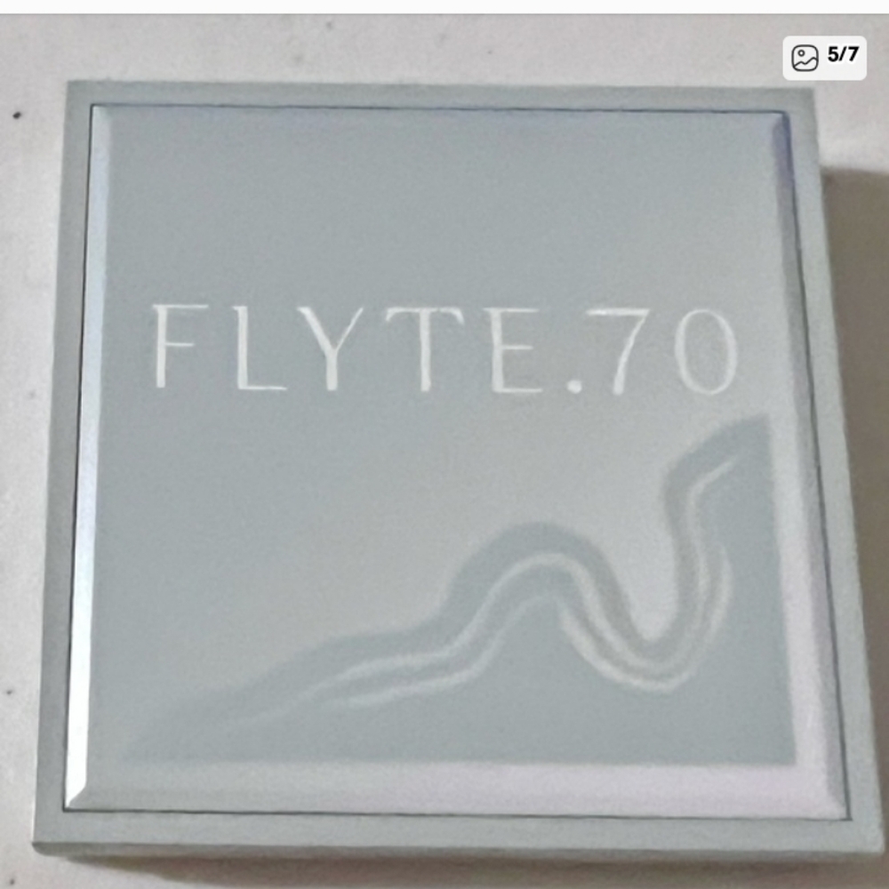 Flyte 70 Glow Back Creme Powder Highlighter In The Glamorus Life NIB Illuminator - Picture 2 of 6